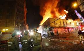 [FOTOS] Otro edificio es quemado en Valparaíso