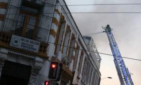 [FOTOS] Incendio destruye edificio de conservación patrimonial en Valparaíso
