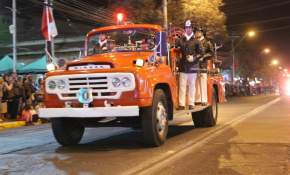 Bomberos rindieron honores a las Glorias Navales con tradicional desfile nocturno