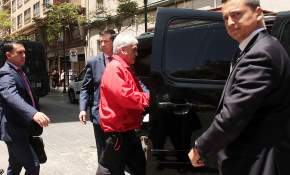 [FOTOS+VIDEO] Tuvo que salir por la puerta trasera: Piñera visita Valparaíso y anuncia bono de enseres