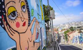 [FOTOS] Mon Laferte pinta enorme mural en Valparaíso para dar inicio a su exposición 
