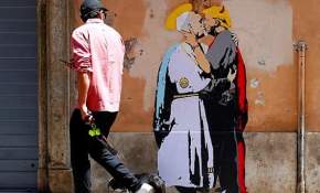 [FOTO] Artista impacta con mural de beso entre el Papa Francisco y Donald Trump