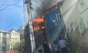 FOTOS: Incendio afectó a casa del cerro Bellavista de Valparaíso 