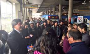"Valparaíso en 100 Palabras" llegó en metro regalando libros a los pasajeros [FOTOS]